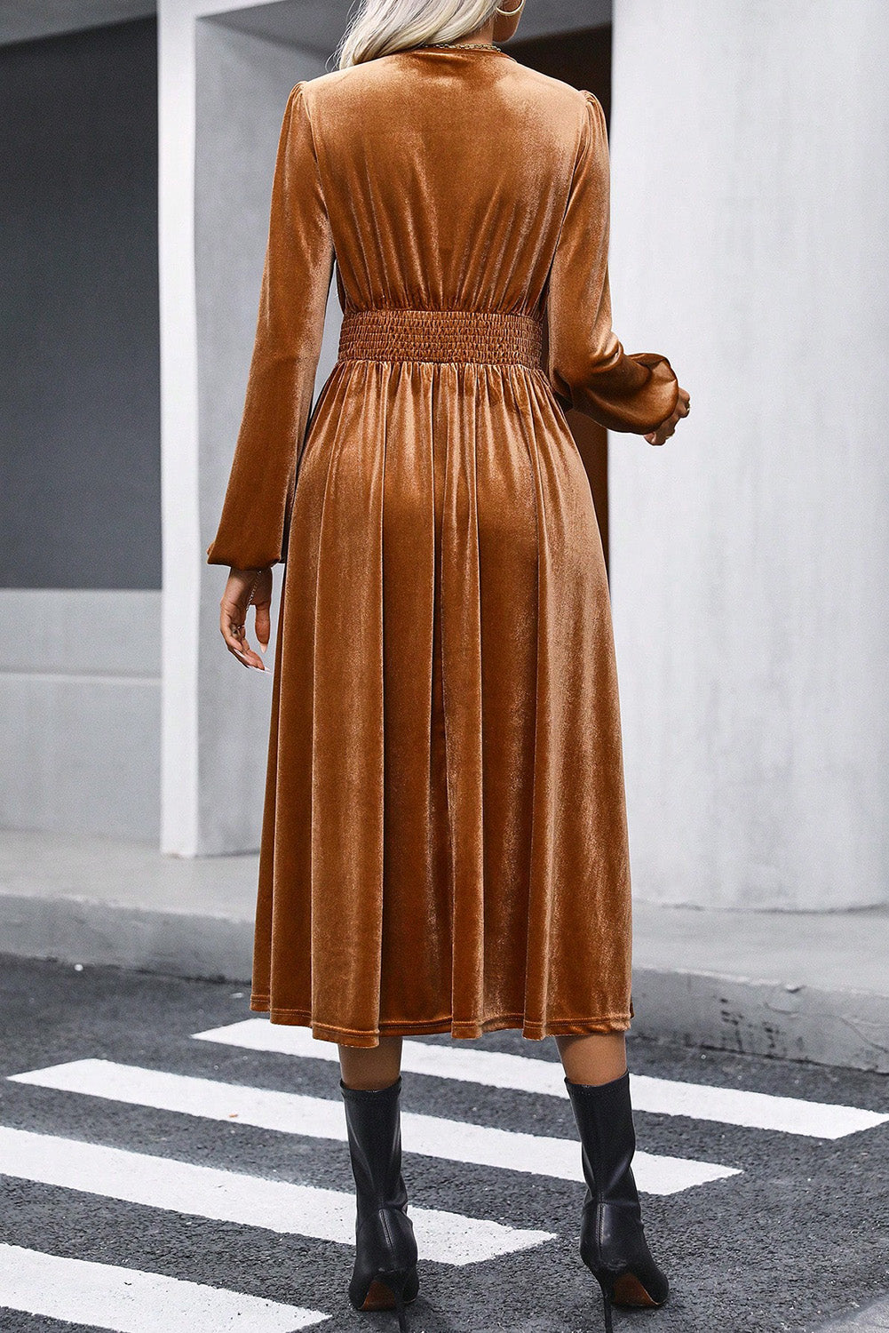 Vestido midi fruncido con mangas abullonadas y cruzado