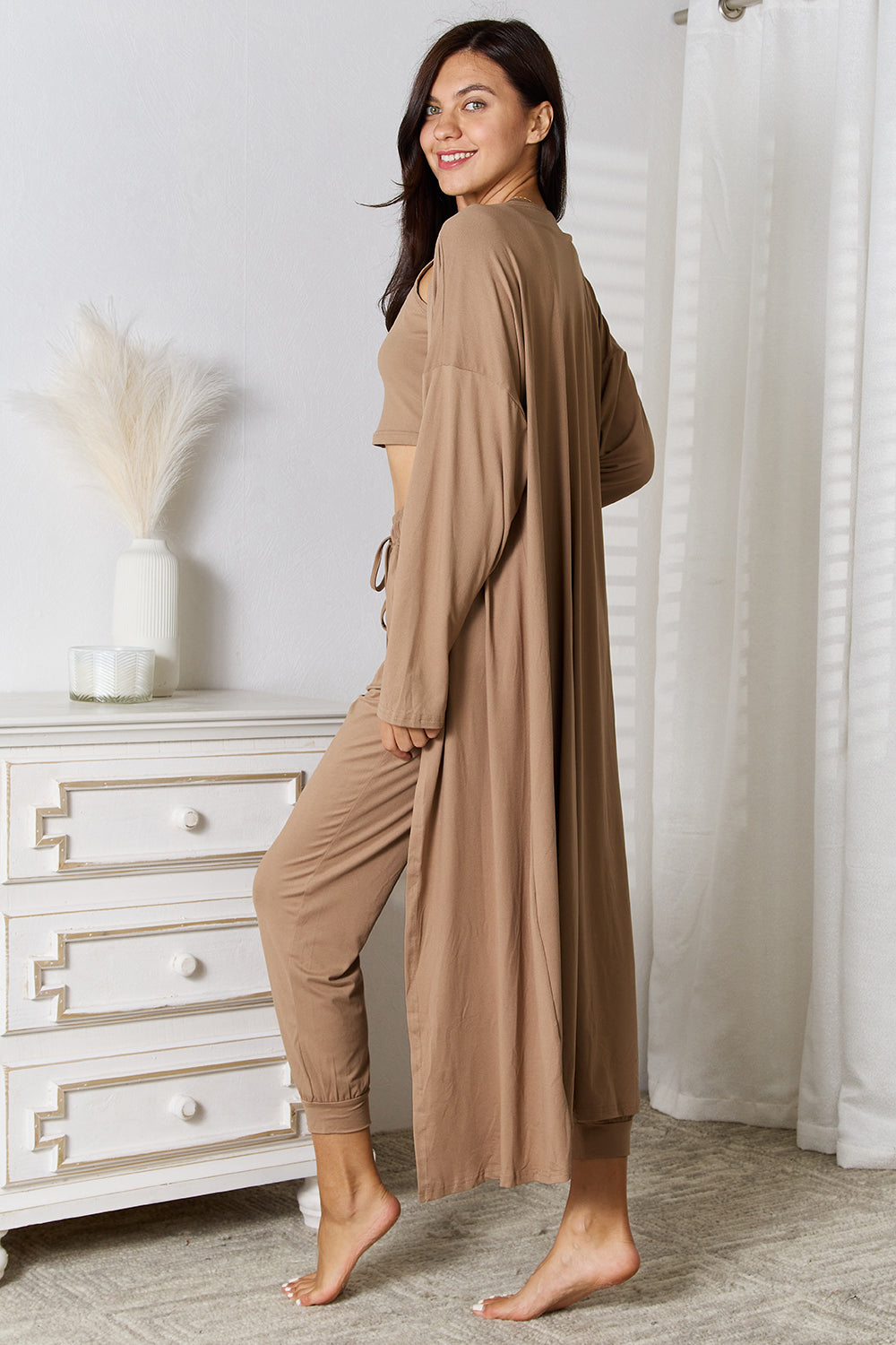 Conjunto de camiseta de tirantes, pantalón y cárdigan con bolsillos