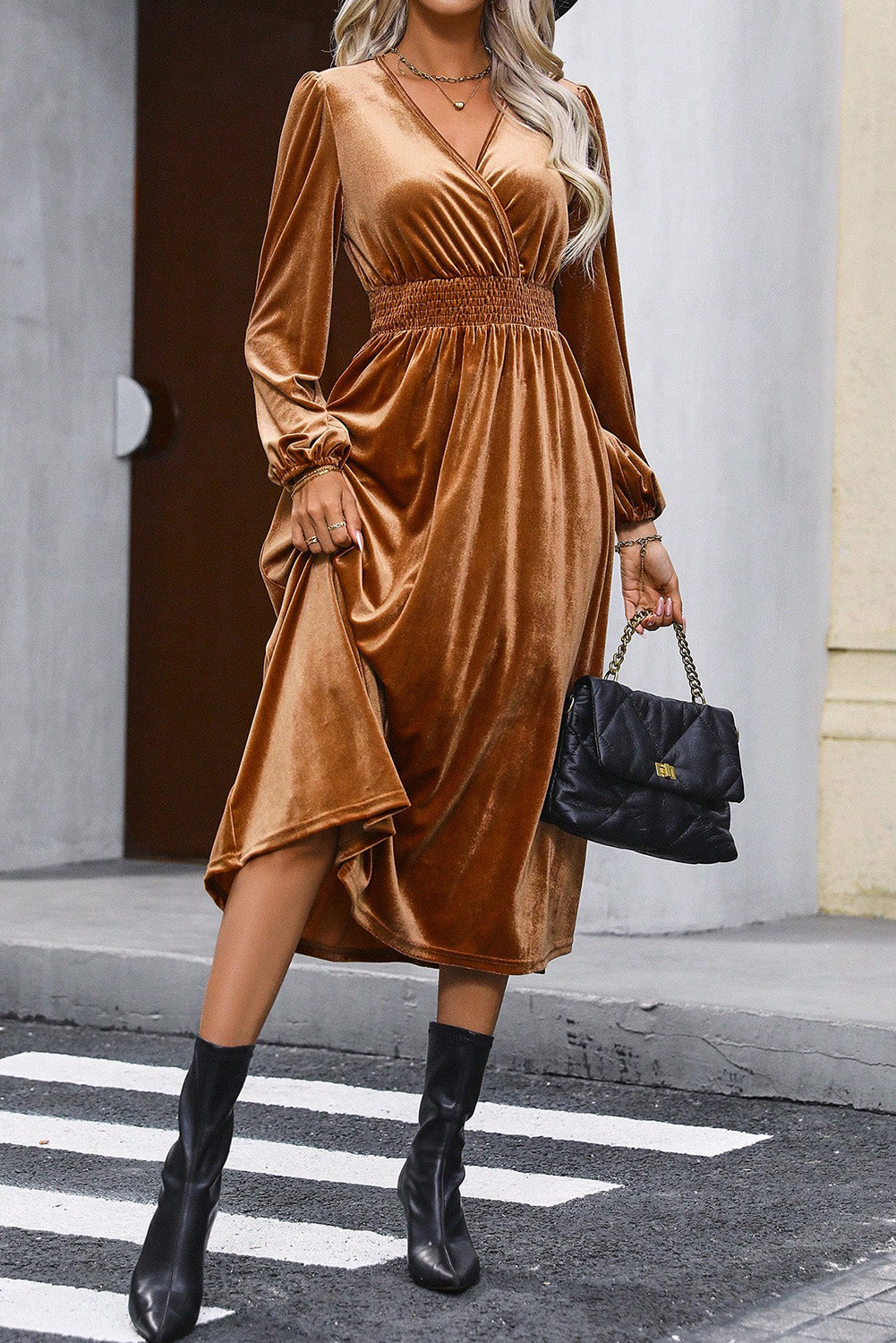 Vestido midi fruncido con mangas abullonadas y cruzado