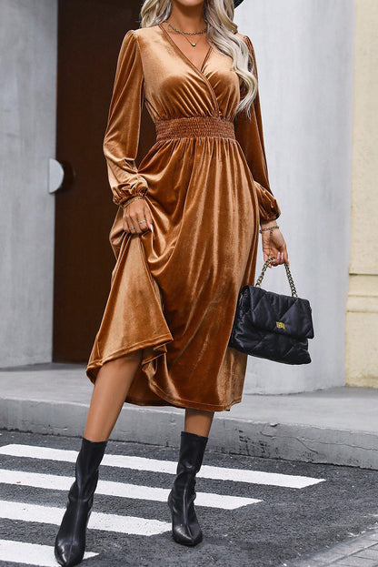 Vestido midi fruncido con mangas abullonadas y cruzado