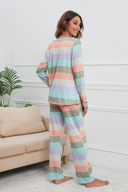 Conjunto de salón con camiseta de manga larga con cuello redondo a rayas y pantalones con cordón