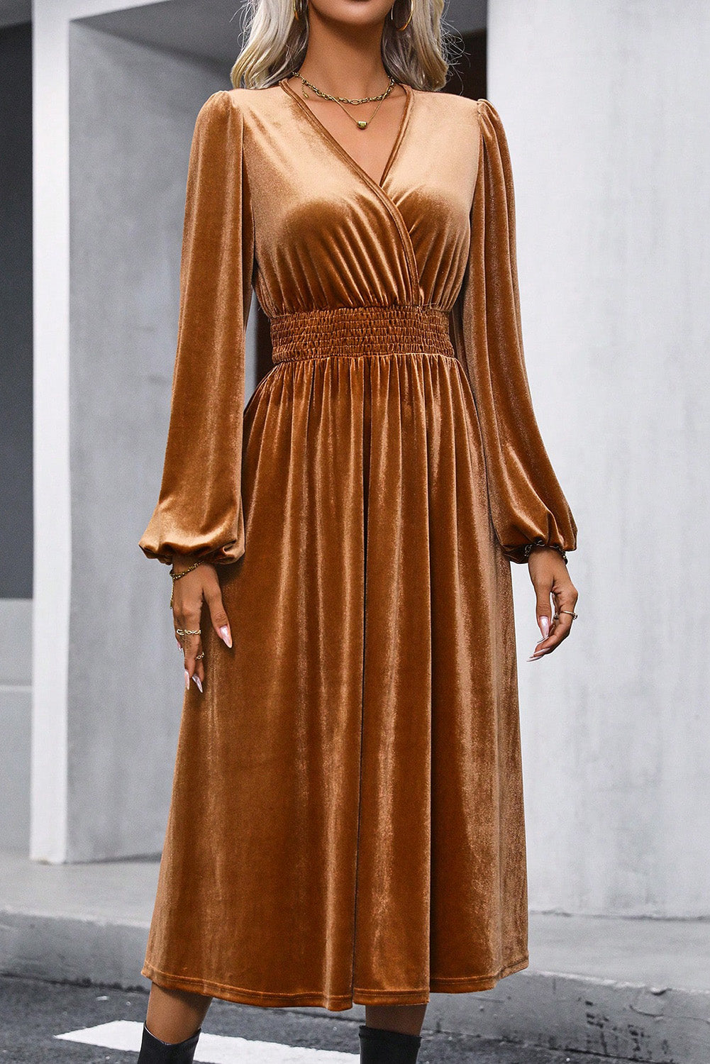 Vestido midi fruncido con mangas abullonadas y cruzado